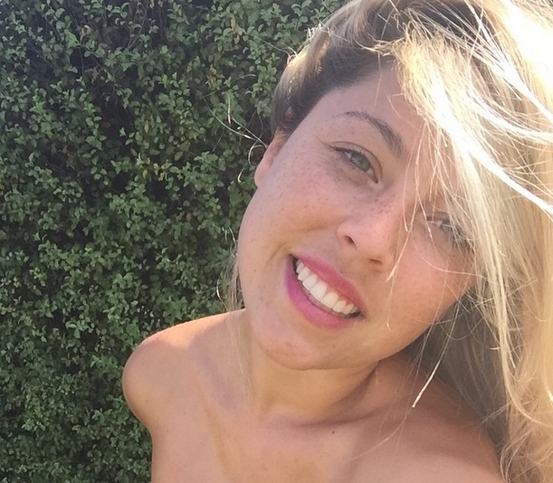 Daniela Aránguiz comparte fotografía tomando sol a lo 