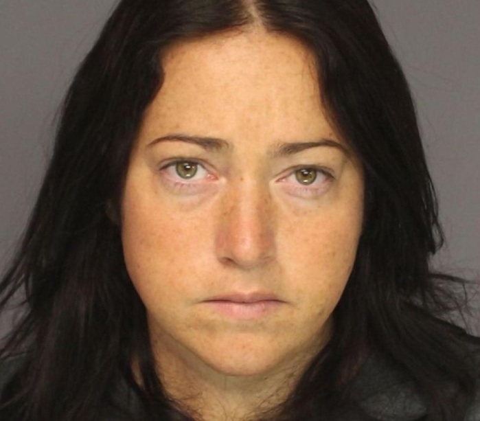 Detienen a profesora 'gringa' por tener sexo con 6 alumnos en su auto y escuela