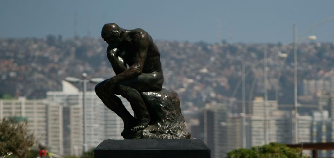 Revelan error que tiene escultura donada por Leonardo Farkas a Viña del Mar