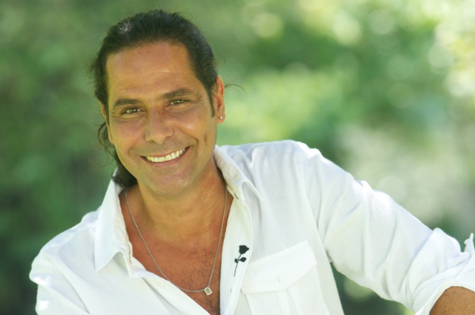 El inesperado beso de Juan Falcón a conductor de programa