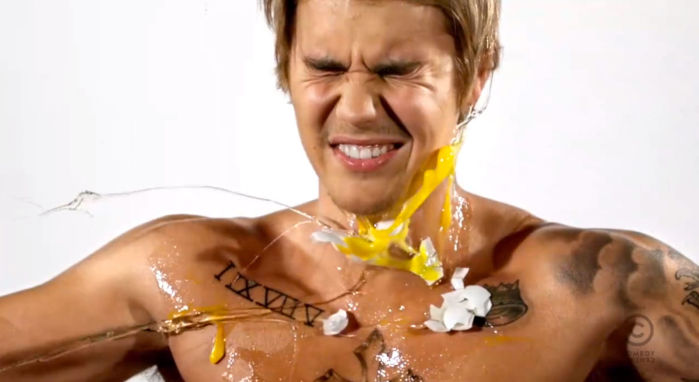 El sueño de muchos: 'Atacan' con huevos al polémico Justin Bieber en nuevo spot