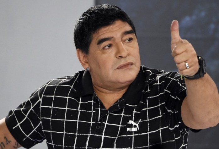 Maradona se llena de burlas por su inédito maquillaje usado en TV