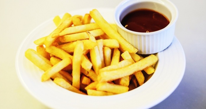 La tormentosa historia del inglés que se emborracha al comer papas fritas