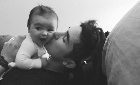 El tierno bebé de futbolista nacional que imita los ejercicios del papá