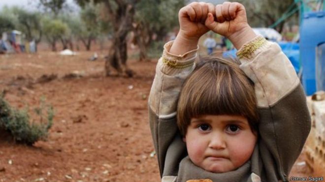 La verdadera historia tras la fotografía viral de una niña siria que se rindió
