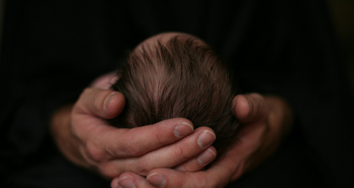 La foto de una madre y su hija recién nacida que Facebook no quiere que veas