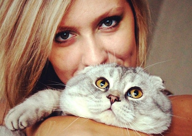 Bella joven rusa lanzó concurso para encontrar al hombre que la embarace