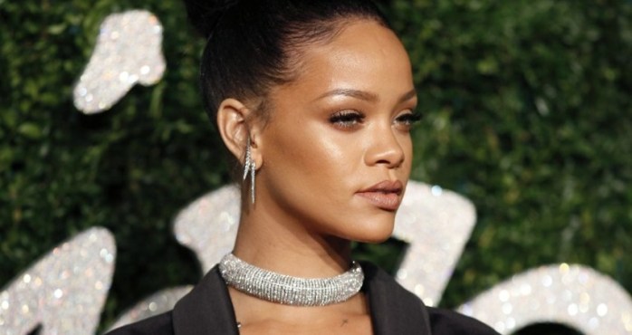 Exagerado escote de Rihanna dejó a transeúntes con la boca abierta