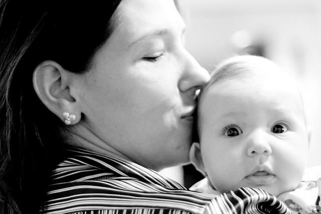 Fotógrafa demuestra lo bochornoso que es amamantar en un baño