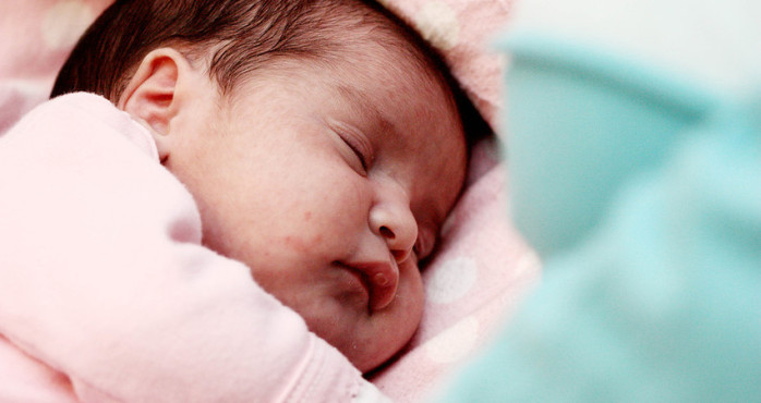 Familia de Arauco acusa negligencia: Bebé nació parapléjica y ahogada