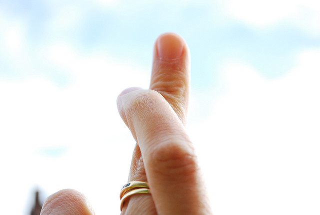 La insólita razón por la que cruzar los dedos ayuda a disminuir el dolor