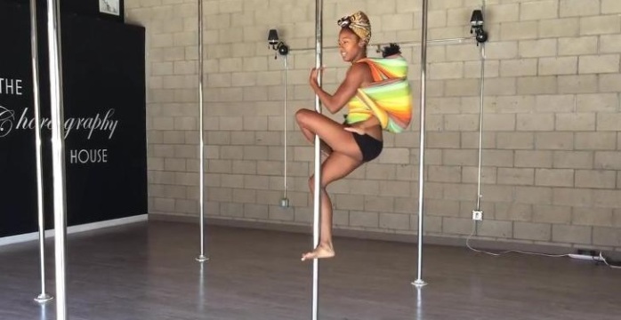 La criticada rutina de madre que baila al caño con su hija en la espalda