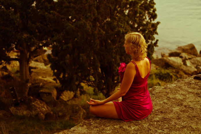 Instructora de Yoga se emborracha y obliga a menores a tocar su cuerpo