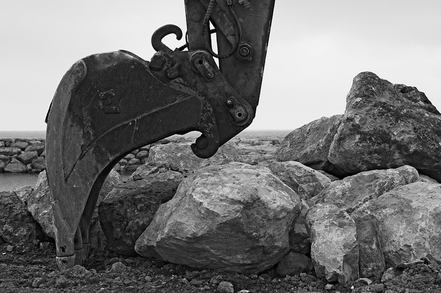 Graban caída de excavadora desde 26 metros de altura en obras de Metro