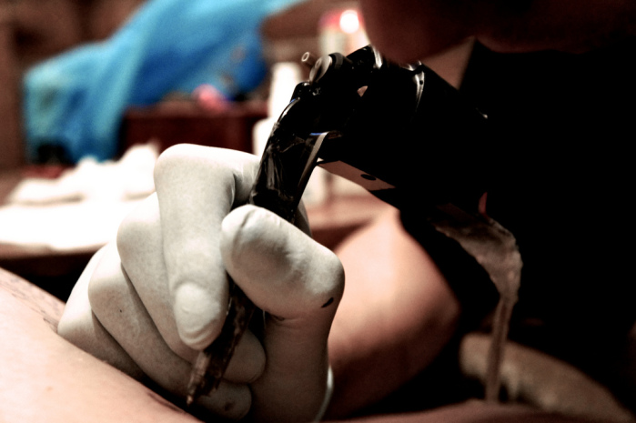 Tatuarse los ojos: La nueva y peligrosa moda que preocupa a especialistas