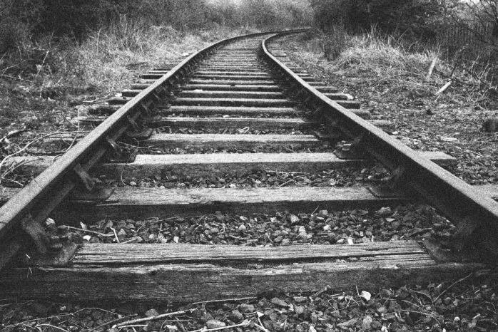 Encuentran a abuelito de 79 años durmiendo en la vía férrea de Llanquihue