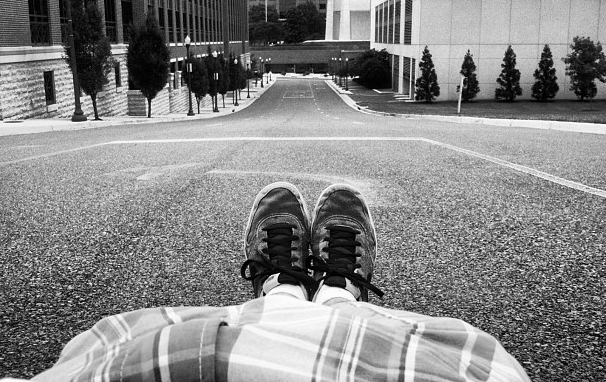 ¡Chascarro en el peor momento! Muerto se cae en pleno cortejo fúnebre en Tailandia