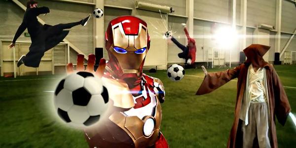 Héroes y villanos se enfrentan en espectacular partido de fútbol