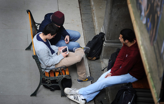 ¿El fin de esta 'tribu urbana'?: baja el número de jóvenes 'Nini' en Chile