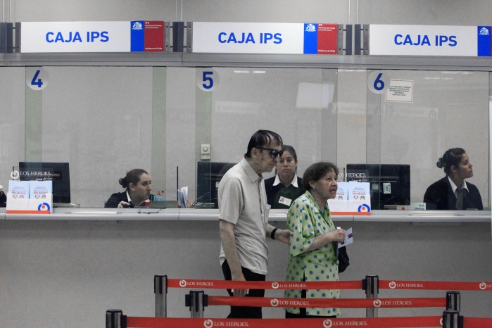 Cajas de compensación condonarán deudas a personas mayores