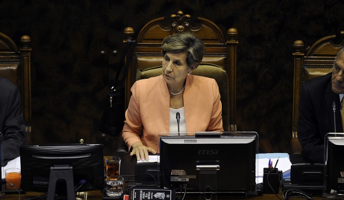 Senadora Allende deja presidencia del Senado y Patricio Walker asume el cargo