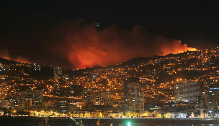 Los impactantes videos que capturaron el rápido avance del incendio de Valparaíso
