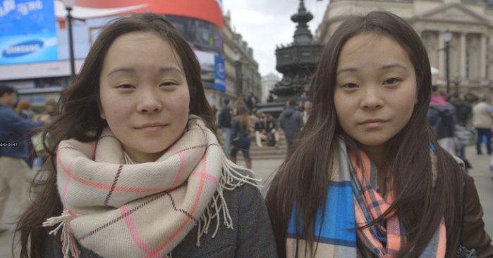 Gemelas separadas al nacer se encuentran 27 años después gracias a video subido a Youtube