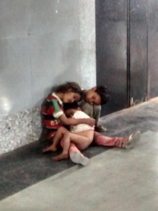 Bendito Twitter: la red social ayudó a tres niños abandonados a encontrase con su madre