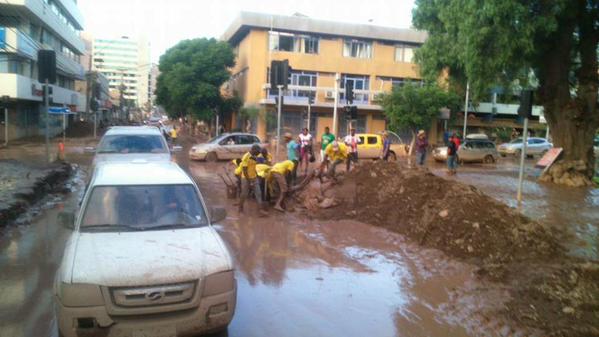 Inmigrantes colombianos se suman a labores de ayuda a afectados en el norte