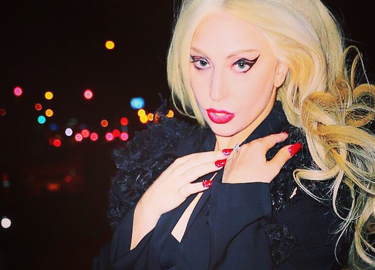 El error de vestuario que dejó en topless a Lady Gaga mientras rodaba una serie