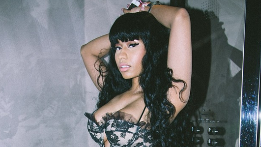 Curvas peligrosas: El osado vestido de Nicki Minaj que casi deja ver demás