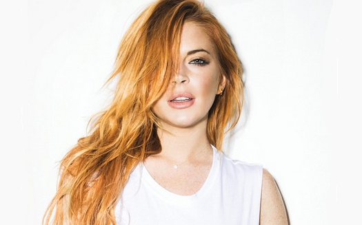 Internautas se burlan del fallido retoque de Lindsay Lohan a sus curvas