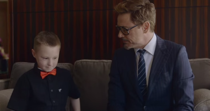 El tierno regalo de “Iron Man” a niño que nació con problemas en su brazo