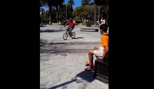 La fea broma de jóvenes de Lebu a mujer sordomuda: La derribaron de la bicicleta