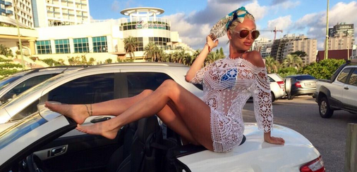 Las escandalosas fotos de vedette argentina para Playboy: Caminó sin ropa por Miami