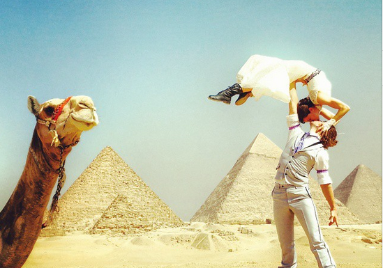 Las impresionantes fotos de acróbatas que se han casado en 7 países distintos