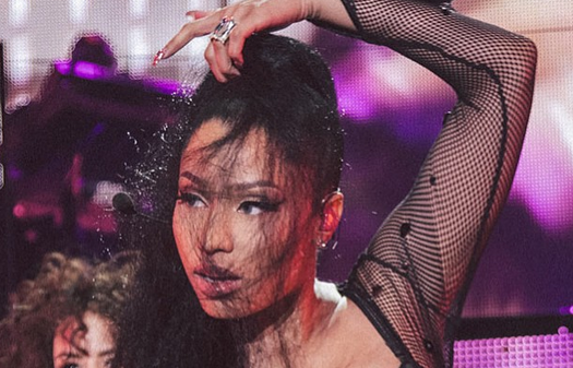 Este fan se subió al escenario y opacó a Nicki Minaj con sus movimientos