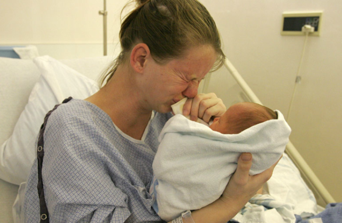 Las impactantes fotos que retratan la crudeza de dar a luz en una cárcel