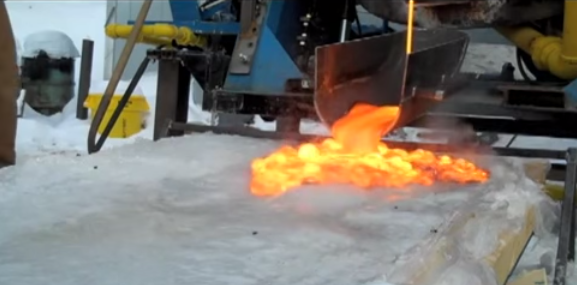 ¿Qué ocurre si viertes lava sobre hielo?: Impresionante video lo revela