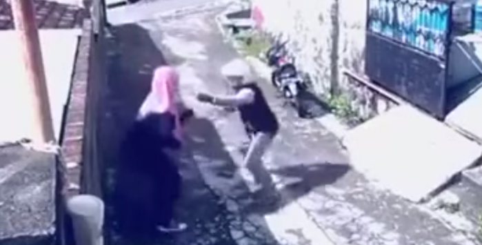 Asaltante fue por lana y salió trasquilado: Víctima le robó su moto