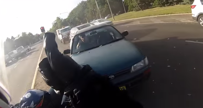 ¡Buena onda! Así reaccionó un motociclista que fue colisionado por atrás