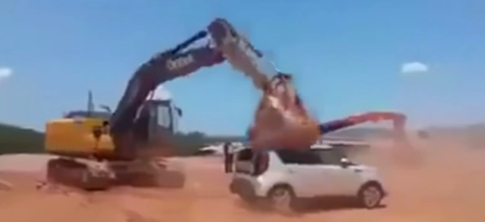 ¡Chao jefe!: Hombre aniquiló auto de su empleador por no pagarle el sueldo