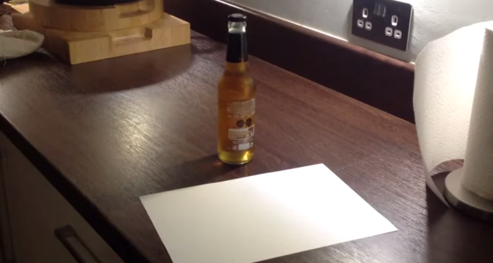 ¡Salva la fiesta! Aprende a destapar una 'chela' sólo con una hoja de papel