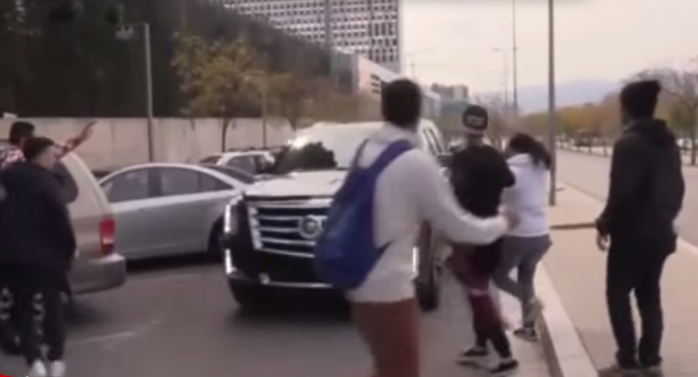 Messi es duramente criticado por el casi atropello de hinchas en España