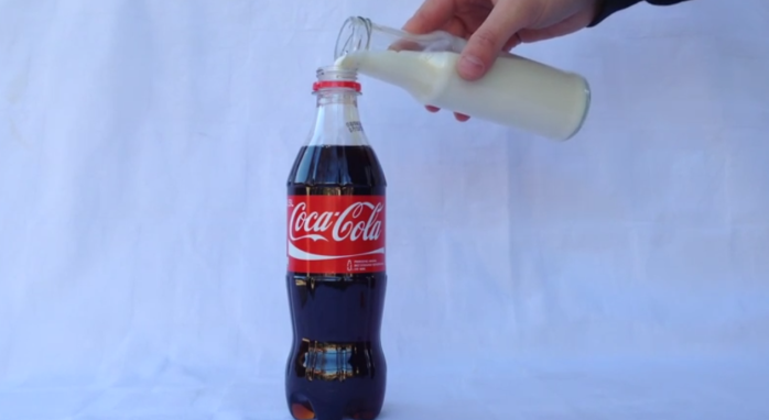 ¿Qué ocurre si mezclas Coca Cola con leche?: acá la sorprendente reacción