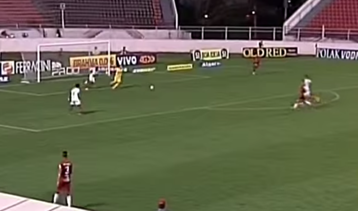 La espectacular jugada de un arquero brasileño que dejó pagando a su rival