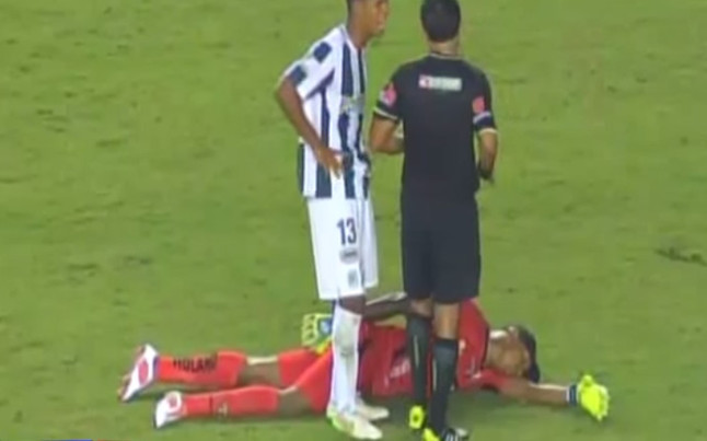 Portero ecuatoriano fingió perder la conciencia para no ser expulsado del partido