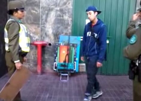 Polémica por carabineros que detuvieron a joven que vendía arte en la calle