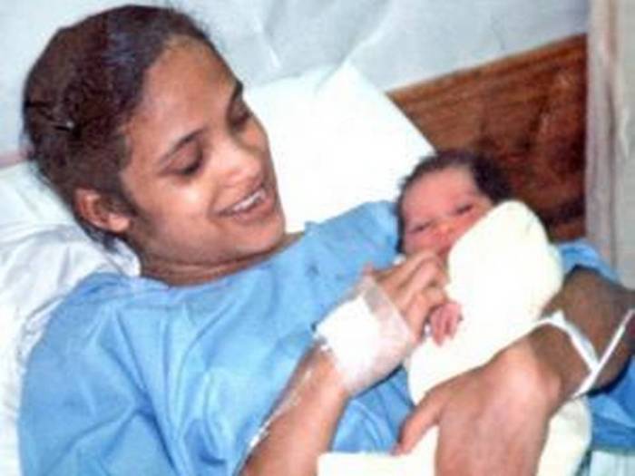 Conmovedor: Padres se reúnen con su hija secuestrada hace 17 años en África