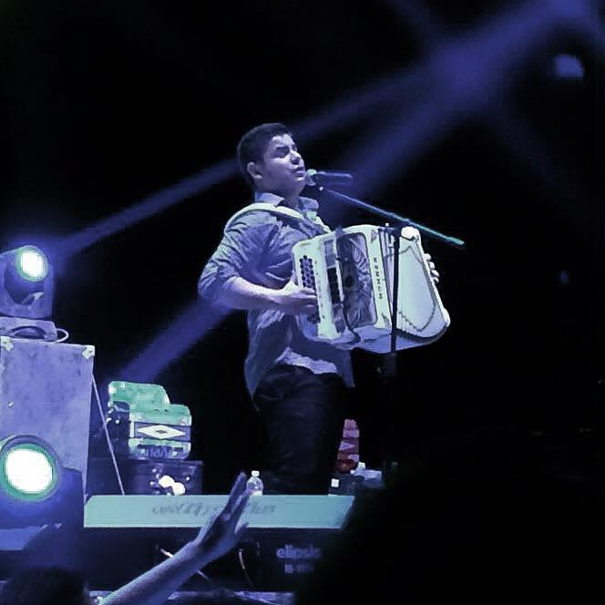 Balean a cantante mexicano tras piropear a mujer del público